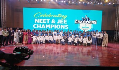 चैंपियंस ऑफ आकाश कार्यक्रम में NEET और JEE एडवांस्ड 2025 के टॉपरों को सम्मानित किया गया