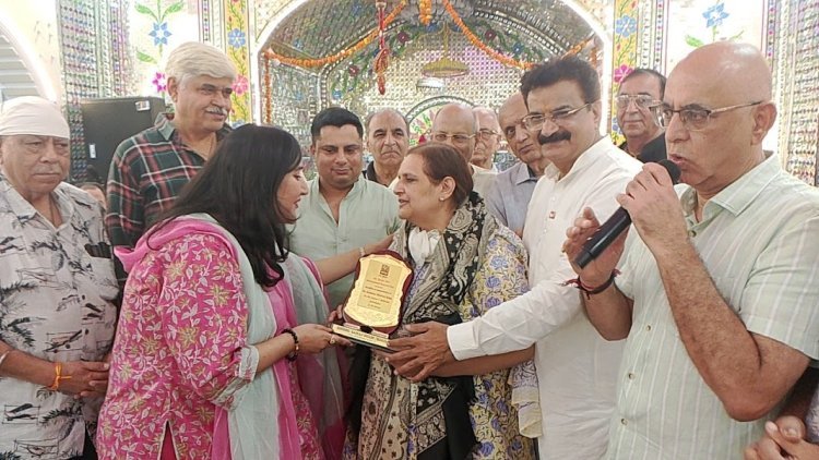 सिंधु भवन में भगवान् झूलेलाल के चालिहा महोत्सव के पहले दिन आरती का उद्घाटन क्षेत्रीय सांसद श्रीमती बांसुरी स्वराज ने किया